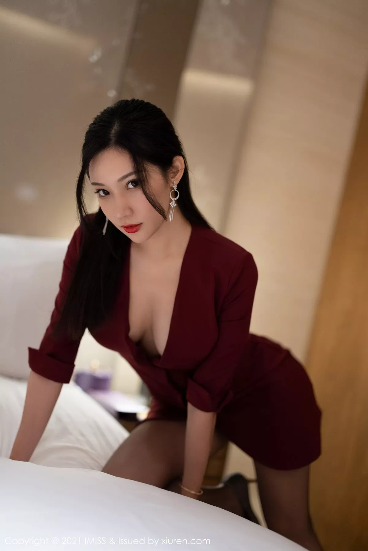 Xgyw.Org_[IMISS爱蜜社]Vol.598_女神小狐狸Kathryn猩红华丽大衣配黑丝裤袜极致魅惑写真68P