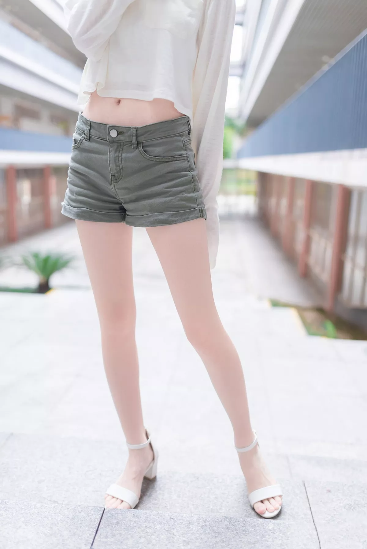 Xgyw.Org_[喵糖映画]Vol.424_白色长T美少女夏日户外性感宽松短裤秀翘臀美腿诱惑写真40P