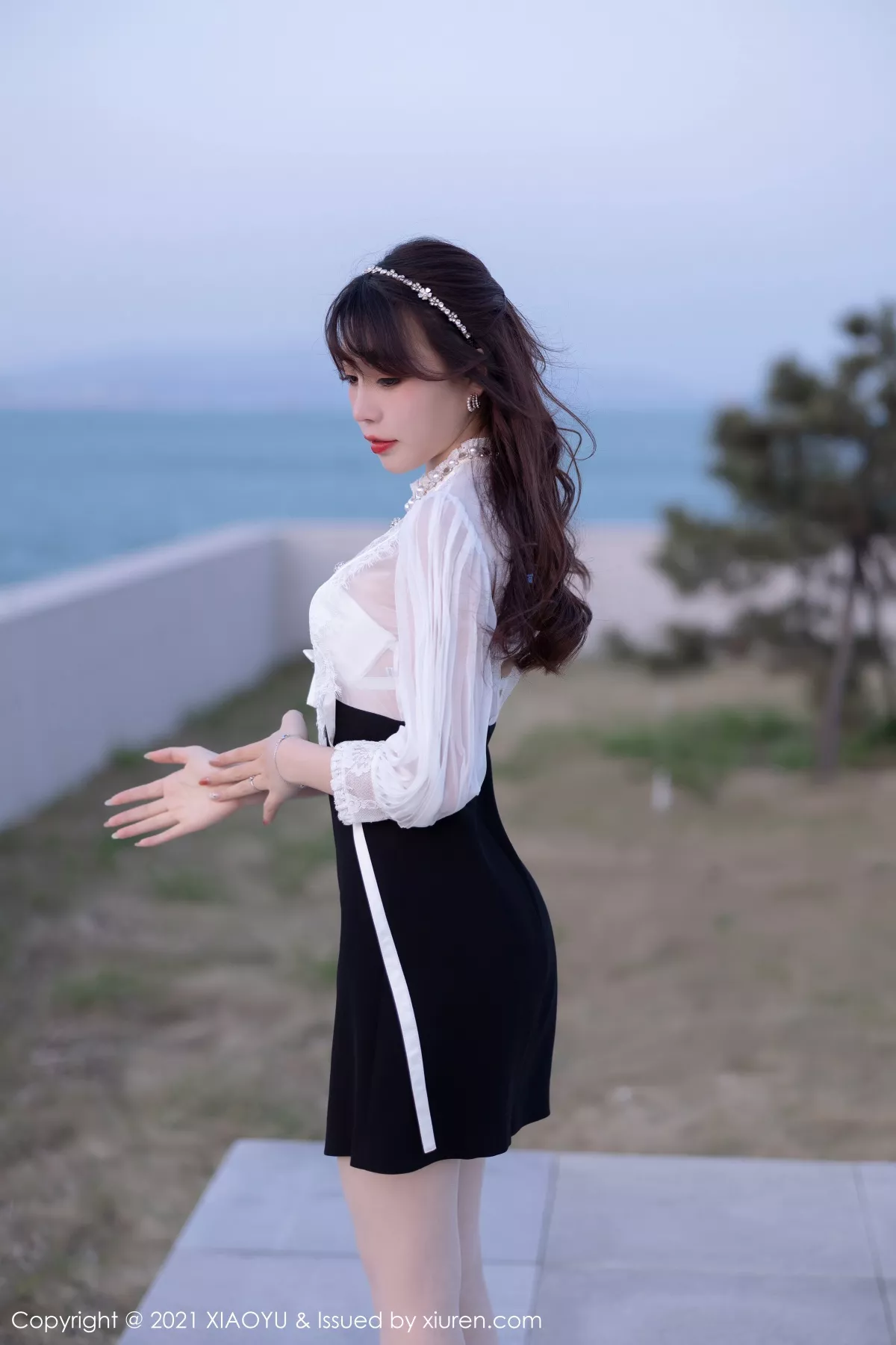 Xgyw.Org_[XiaoYu画语界]Vol.534_女神芝芝Booty青岛旅拍白色内衣配开档白丝裤袜极致魅惑写真75P
