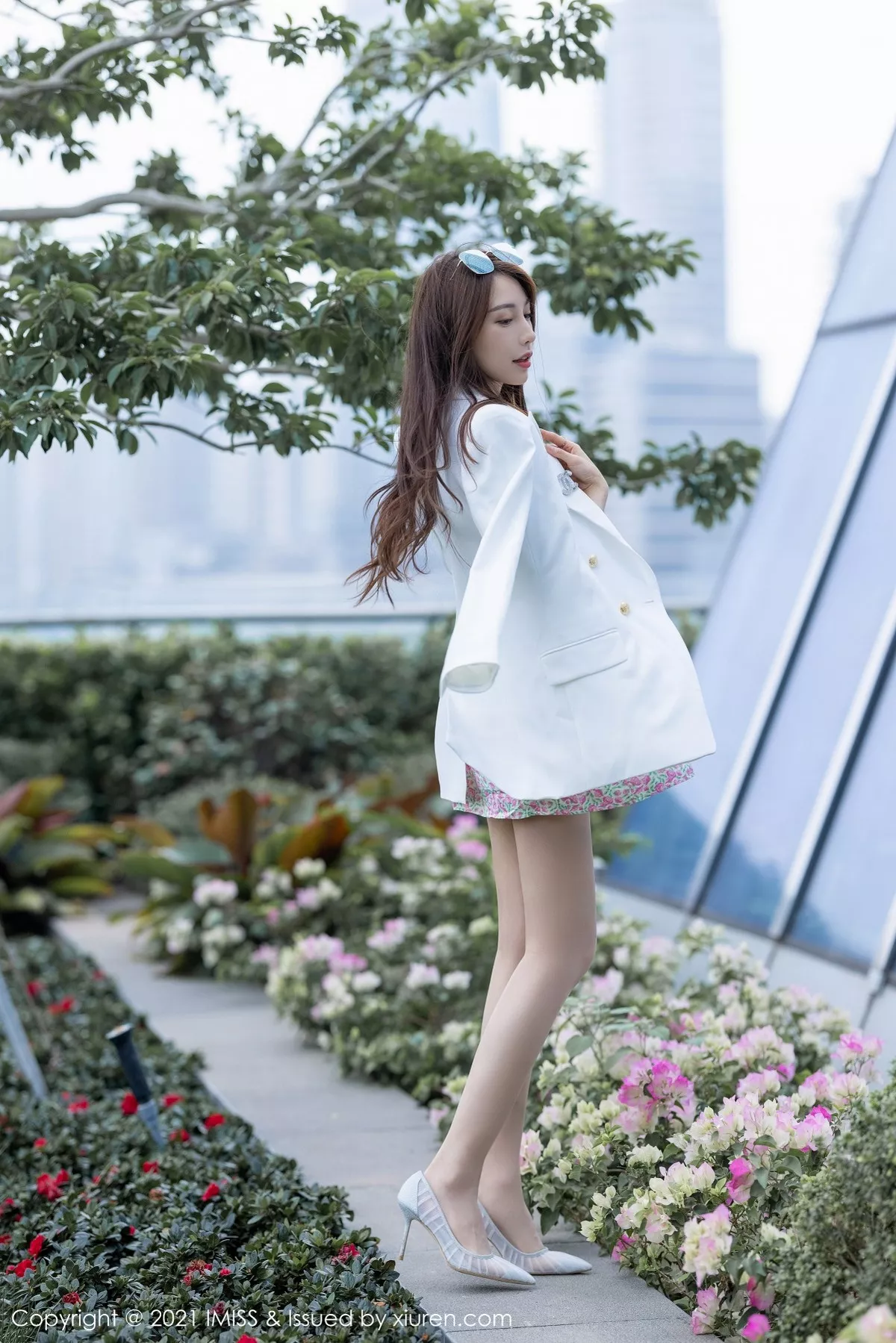 Xgyw.Org_[IMISS爱蜜社]Vol.597_女神Lynn刘奕宁街拍系列+私房床上性感睡衣迷人诱惑写真33P