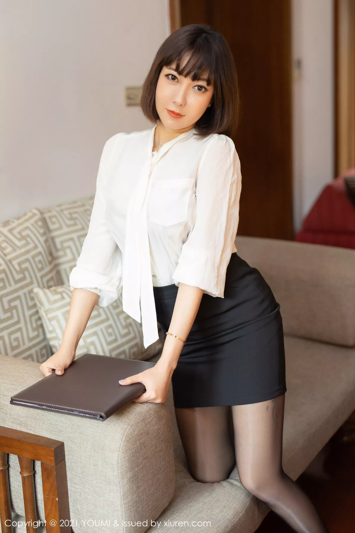 Xgyw.Org_[YouMi尤蜜荟]Vol.662_御姐果儿西双版纳旅拍合同签订主题半脱露性感内衣诱惑写真76P