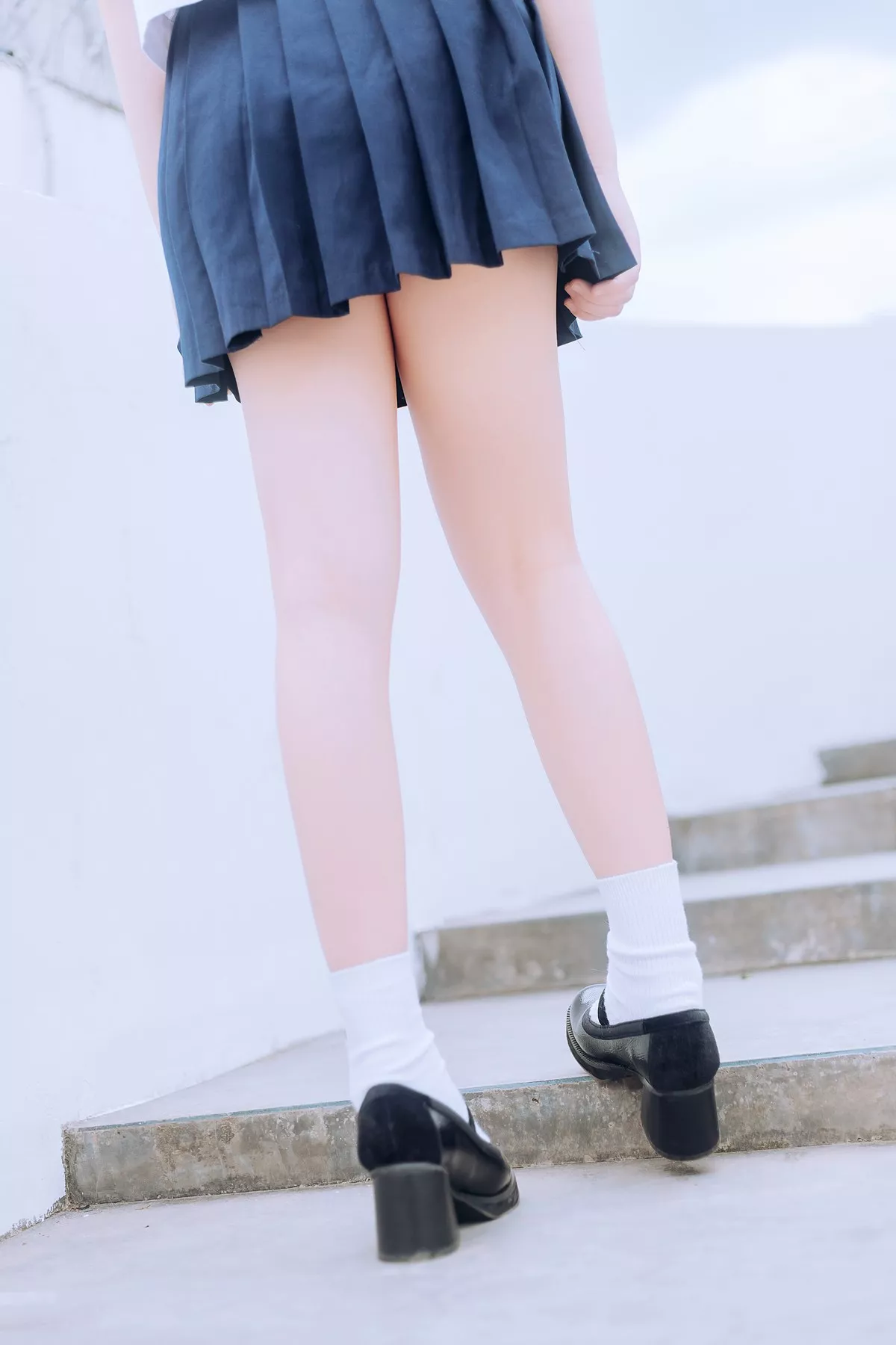 Xgyw.Org_[喵糖映画]Vol.446_眼镜美少女户外草坪上性感白色JK服饰露白嫩美腿诱惑写真36P