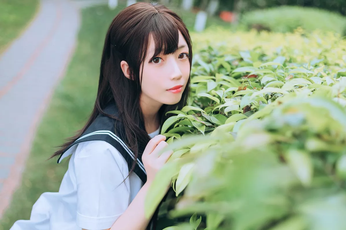 Xgyw.Org_[喵糖映画]Vol.446_眼镜美少女户外草坪上性感白色JK服饰露白嫩美腿诱惑写真36P