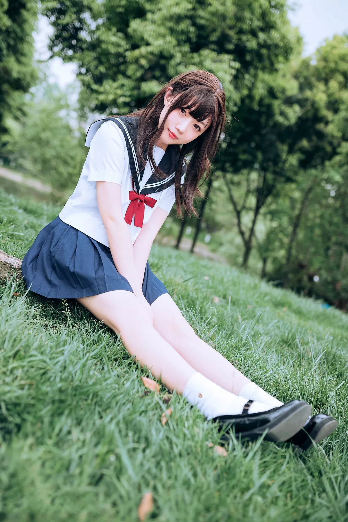 Xgyw.Org_[喵糖映画]Vol.446_眼镜美少女户外草坪上性感白色JK服饰露白嫩美腿诱惑写真36P