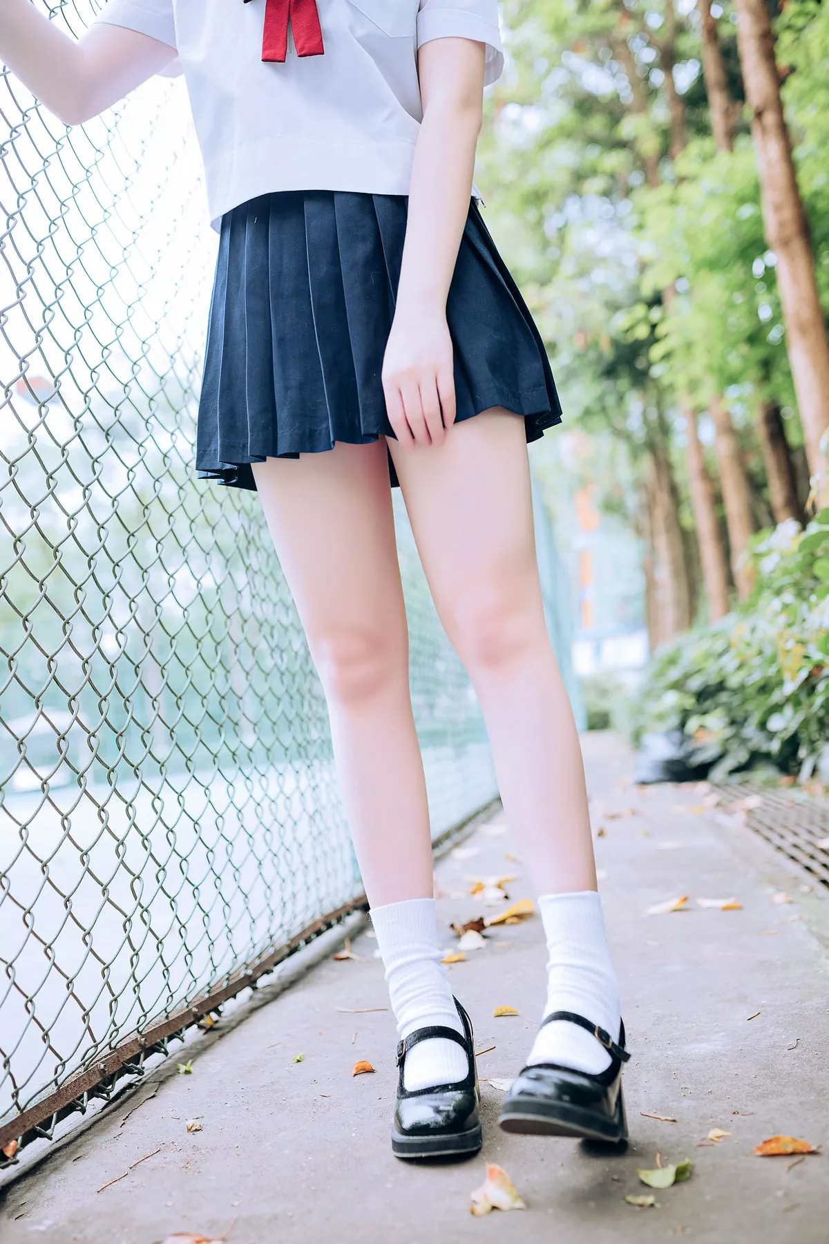 Xgyw.Org_[喵糖映画]Vol.446_眼镜美少女户外草坪上性感白色JK服饰露白嫩美腿诱惑写真36P