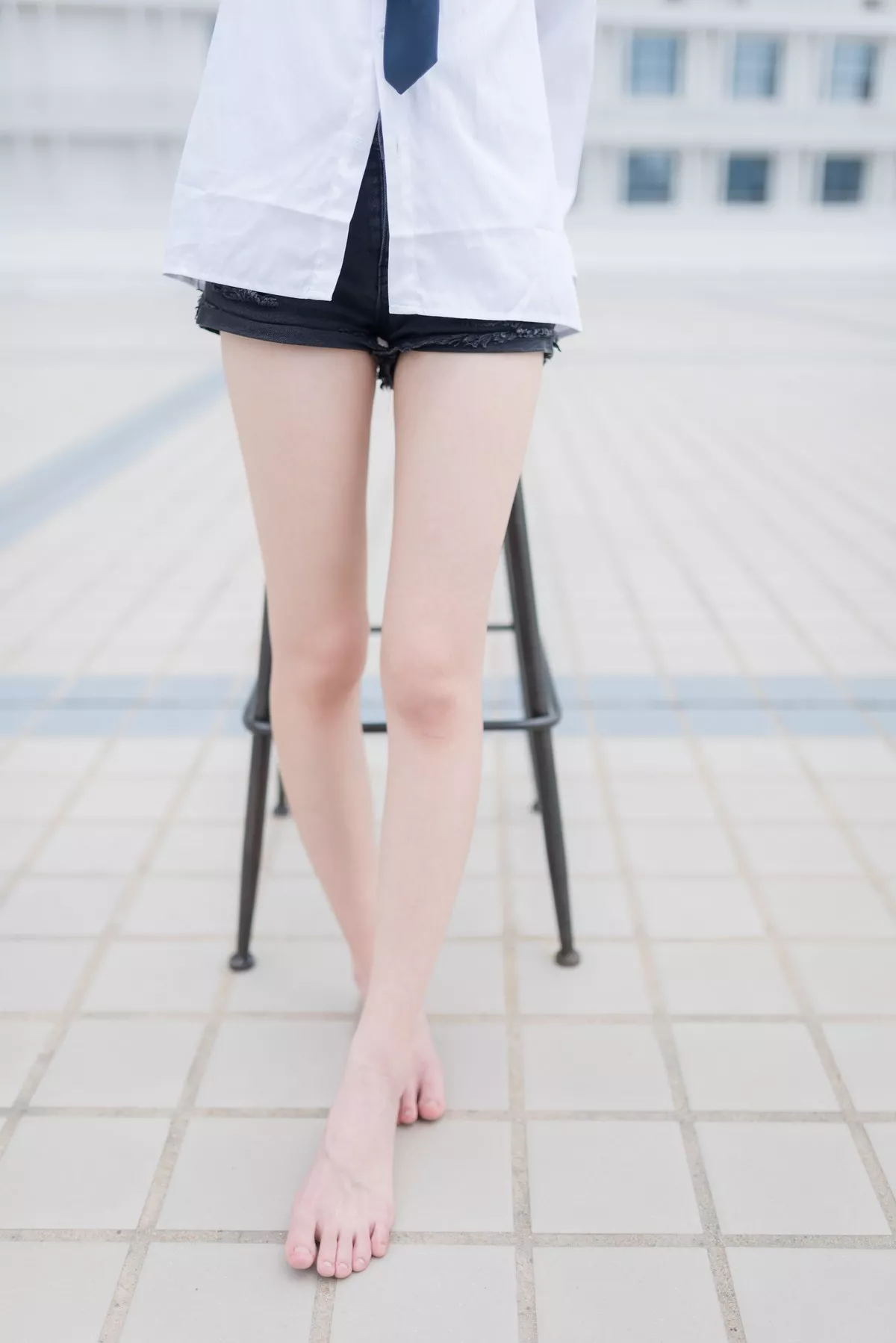 Xgyw.Org_[喵糖映画]Vol.432_白衬衫美少女户外凳子上性感牛仔短裙秀白嫩美腿诱惑写真47P