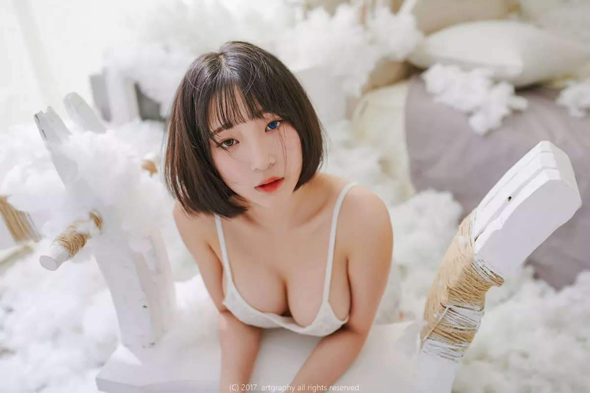 Xgyw.Org_[Artgravia]Vol.013_巨乳少女姜仁卿私房床上白色缕空吊裙秀完美身材诱惑写真39P
