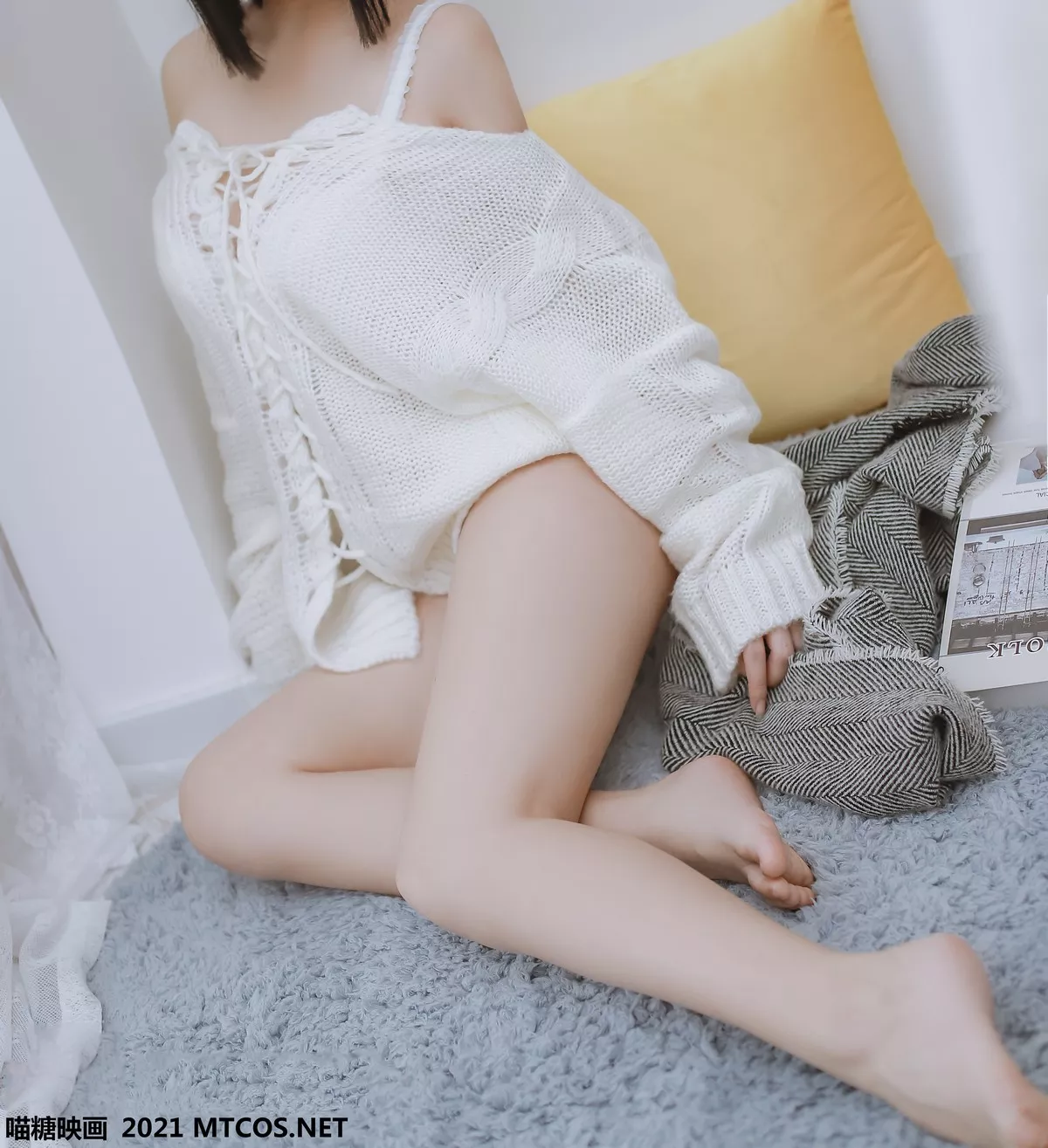 Xgyw.Org_[喵糖映画]Vol.457_白色缕空毛衣妹子私房低胸露豪乳半撩露白嫩美腿诱惑写真20P