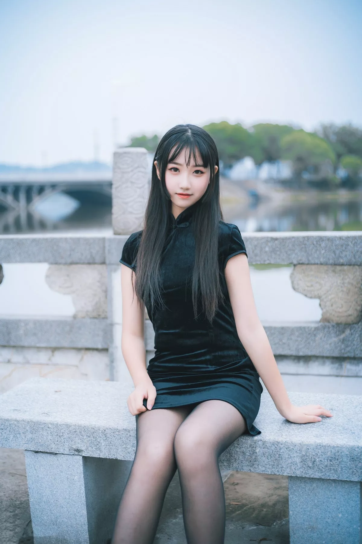 Xgyw.Org_[喵糖映画]Vol.461_黑色旗袍美少女户外公园性感超薄黑丝裤袜秀美腿诱惑写真36P