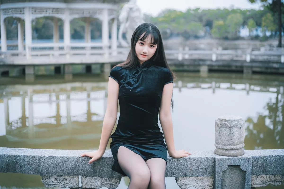 Xgyw.Org_[喵糖映画]Vol.461_黑色旗袍美少女户外公园性感超薄黑丝裤袜秀美腿诱惑写真36P