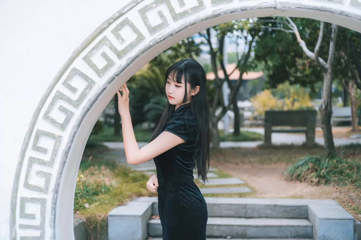 Xgyw.Org_[喵糖映画]Vol.461_黑色旗袍美少女户外公园性感超薄黑丝裤袜秀美腿诱惑写真36P