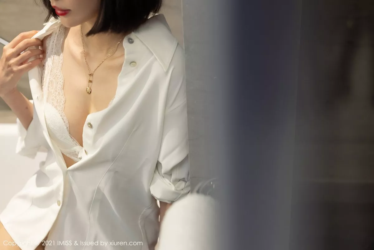 Xgyw.Org_[IMISS爱蜜社]Vol.623_气质美女艺轩私房浴室半脱露洁白衬衫配蕾丝内衣完美诱惑写真82P