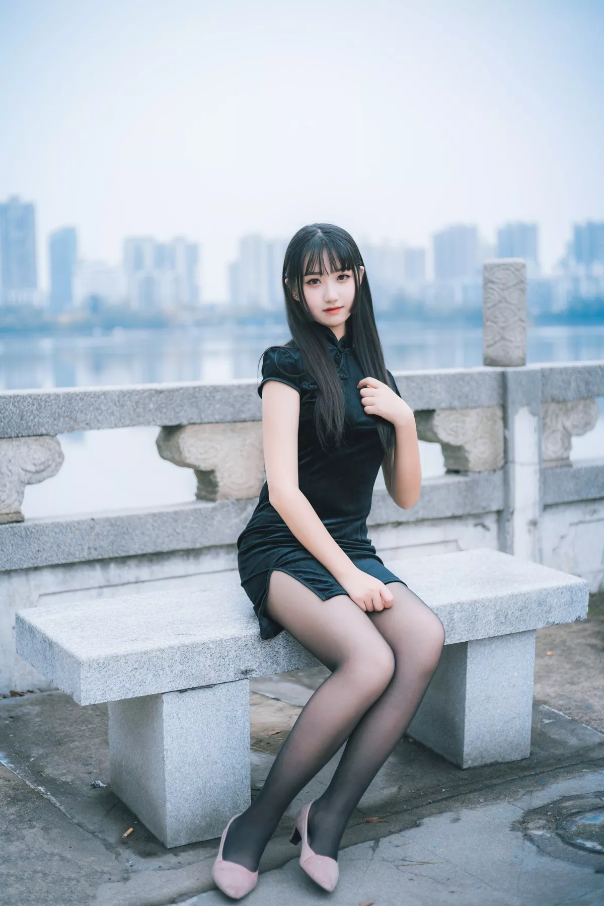 Xgyw.Org_[喵糖映画]Vol.461_黑色旗袍美少女户外公园性感超薄黑丝裤袜秀美腿诱惑写真36P