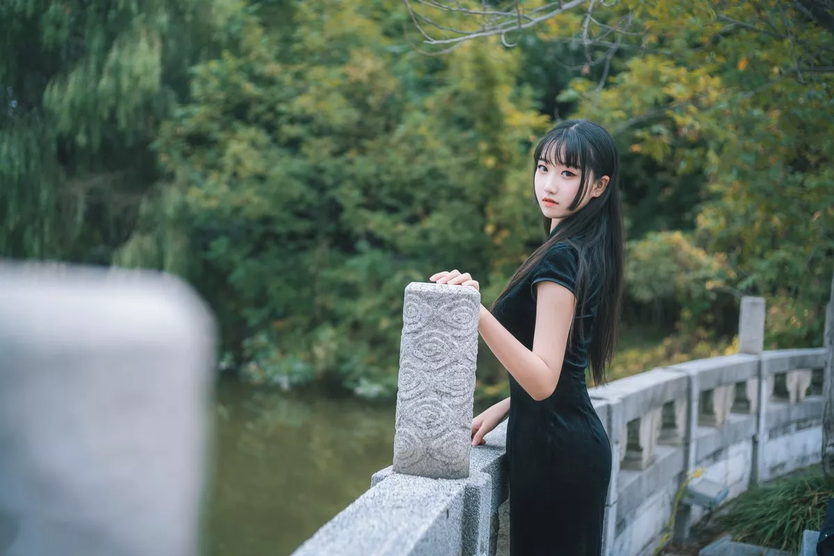 Xgyw.Org_[喵糖映画]Vol.461_黑色旗袍美少女户外公园性感超薄黑丝裤袜秀美腿诱惑写真36P