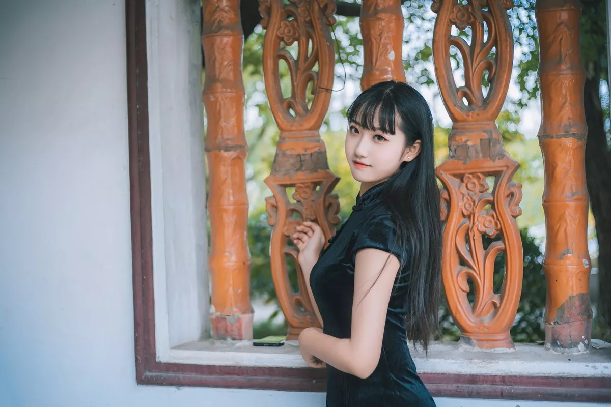 Xgyw.Org_[喵糖映画]Vol.461_黑色旗袍美少女户外公园性感超薄黑丝裤袜秀美腿诱惑写真36P
