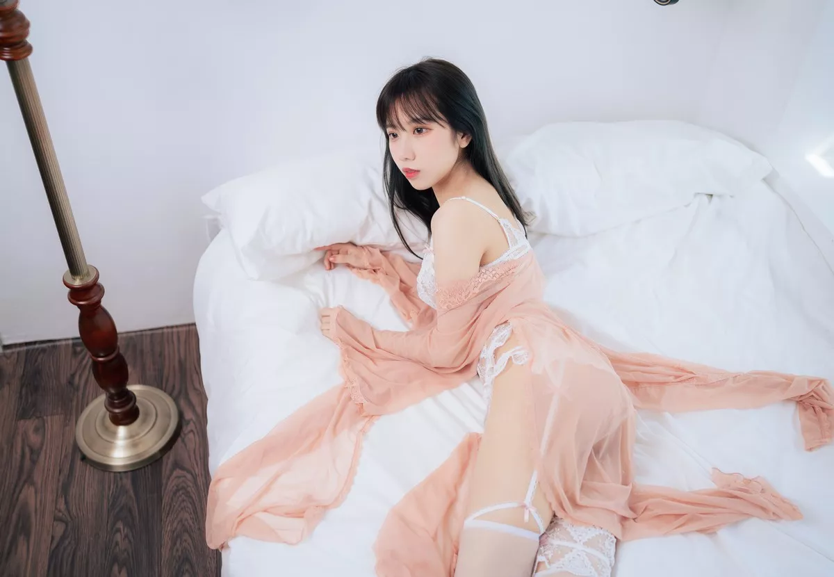 Xgyw.Org_二次元Coser果咩酱w初恋女友主题私房白色缕空蕾丝内衣配白丝吊袜诱惑写真40P