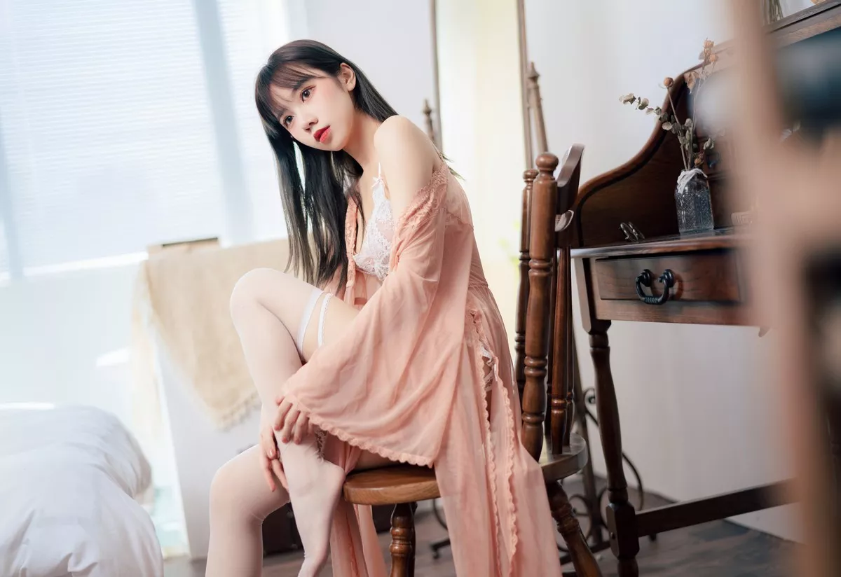 Xgyw.Org_二次元Coser果咩酱w初恋女友主题私房白色缕空蕾丝内衣配白丝吊袜诱惑写真40P