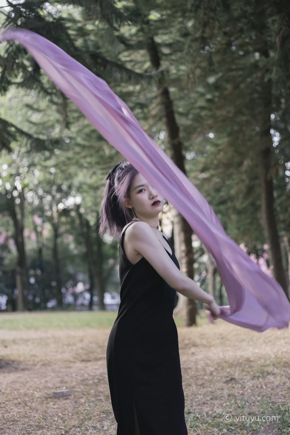 Xgyw.Org_[艺图语]Vol.009_长发美女户外不受束缚主题阳光下吊带长裙烈焰红唇妩媚写真32P