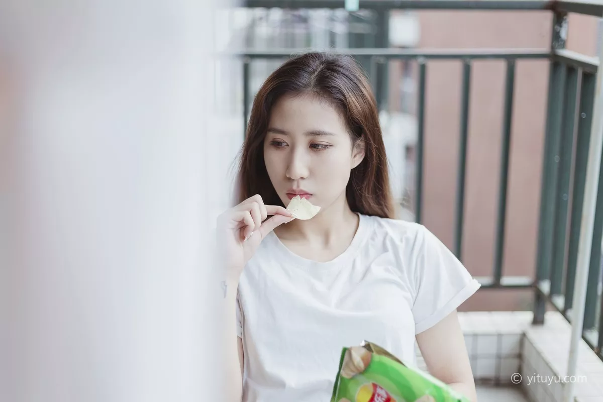 Xgyw.Org_[艺图语]Vol.013_模特Jenny独自醒来主题私房床上性感白色短袖甜美迷人写真36P