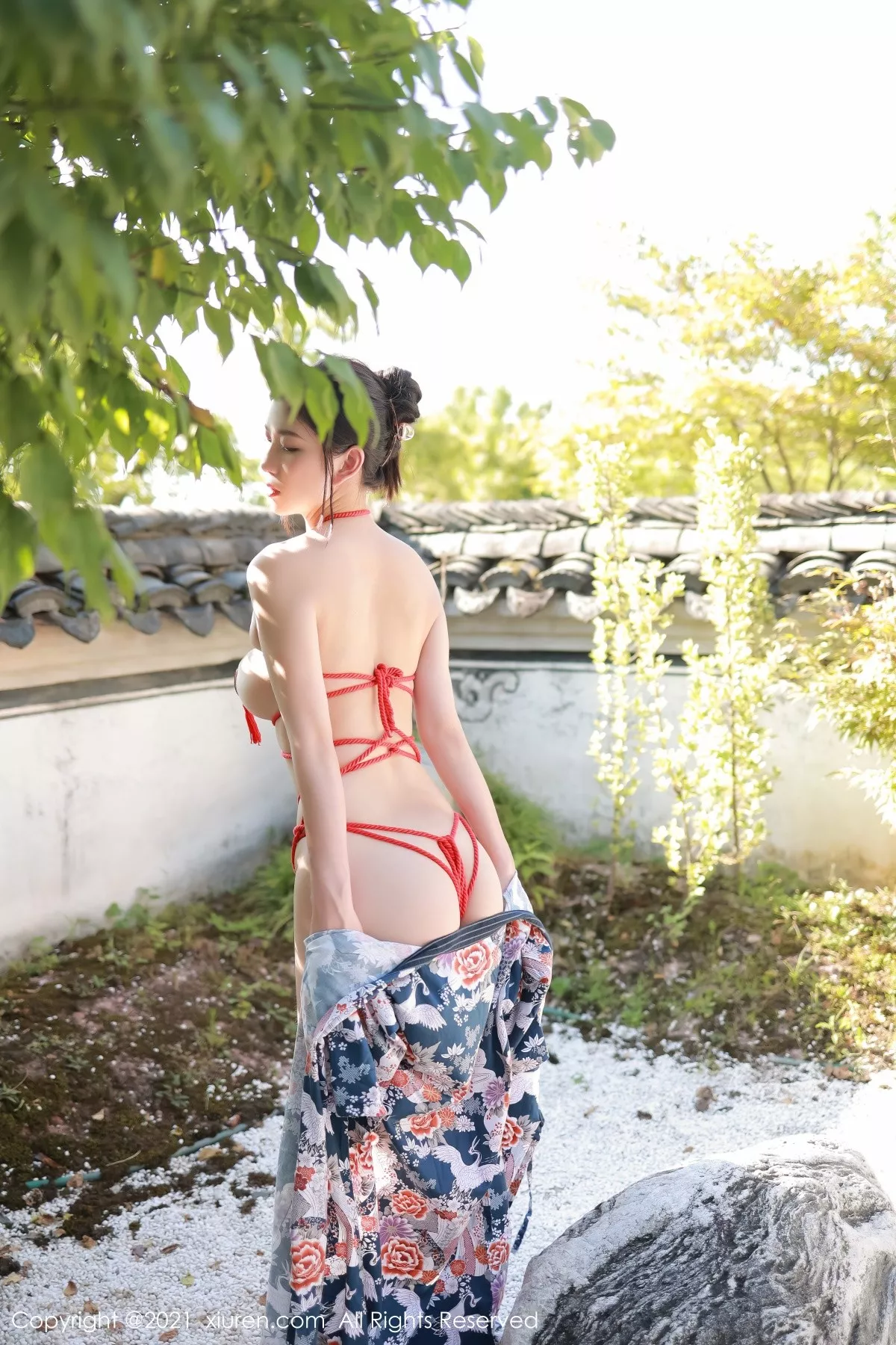 Xgyw.Org_XiuRen第4032期_模特李雅柔大理旅拍户外脱绚丽和服露豪乳血滴子遮点诱惑写真51P