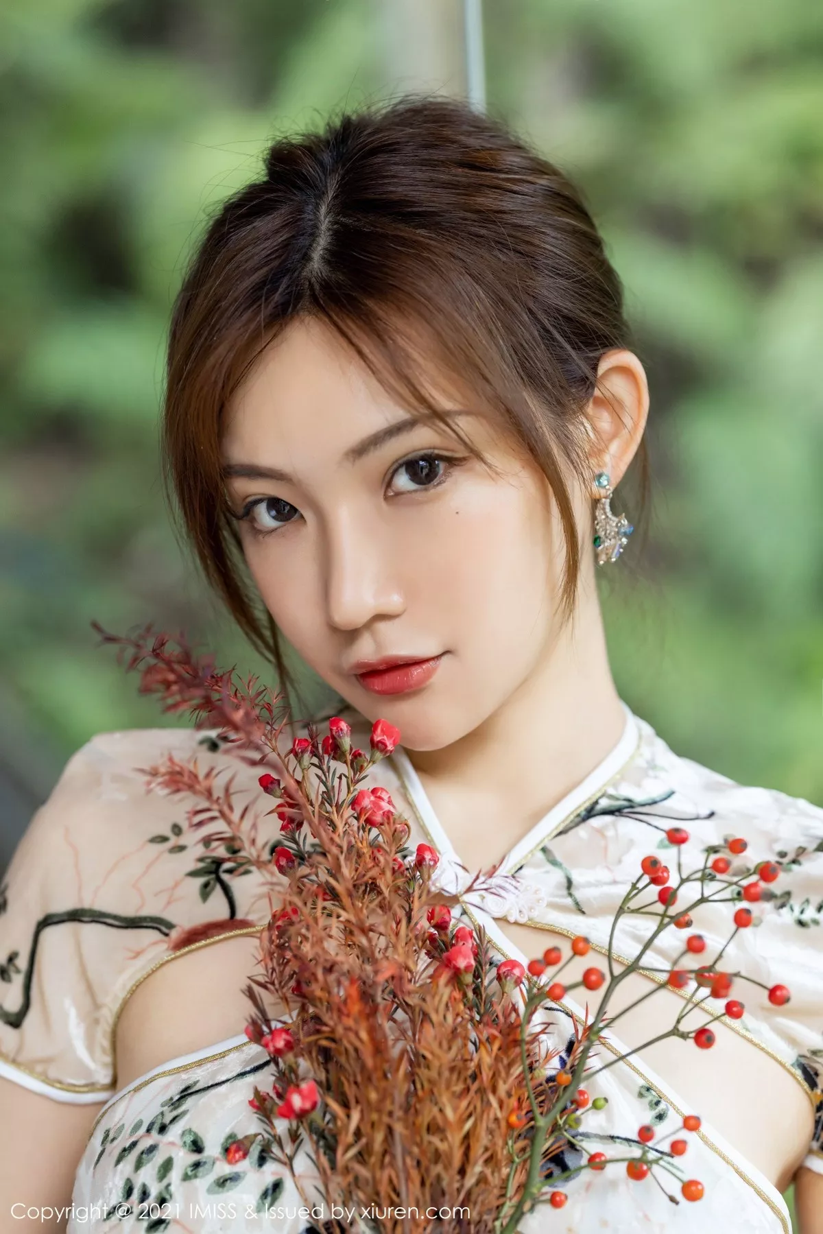 Xgyw.Org_[IMISS爱蜜社]Vol.633_女神小狐狸Kathryn心愿旅拍性感旗袍配肉丝裤袜迷人诱惑写真49P