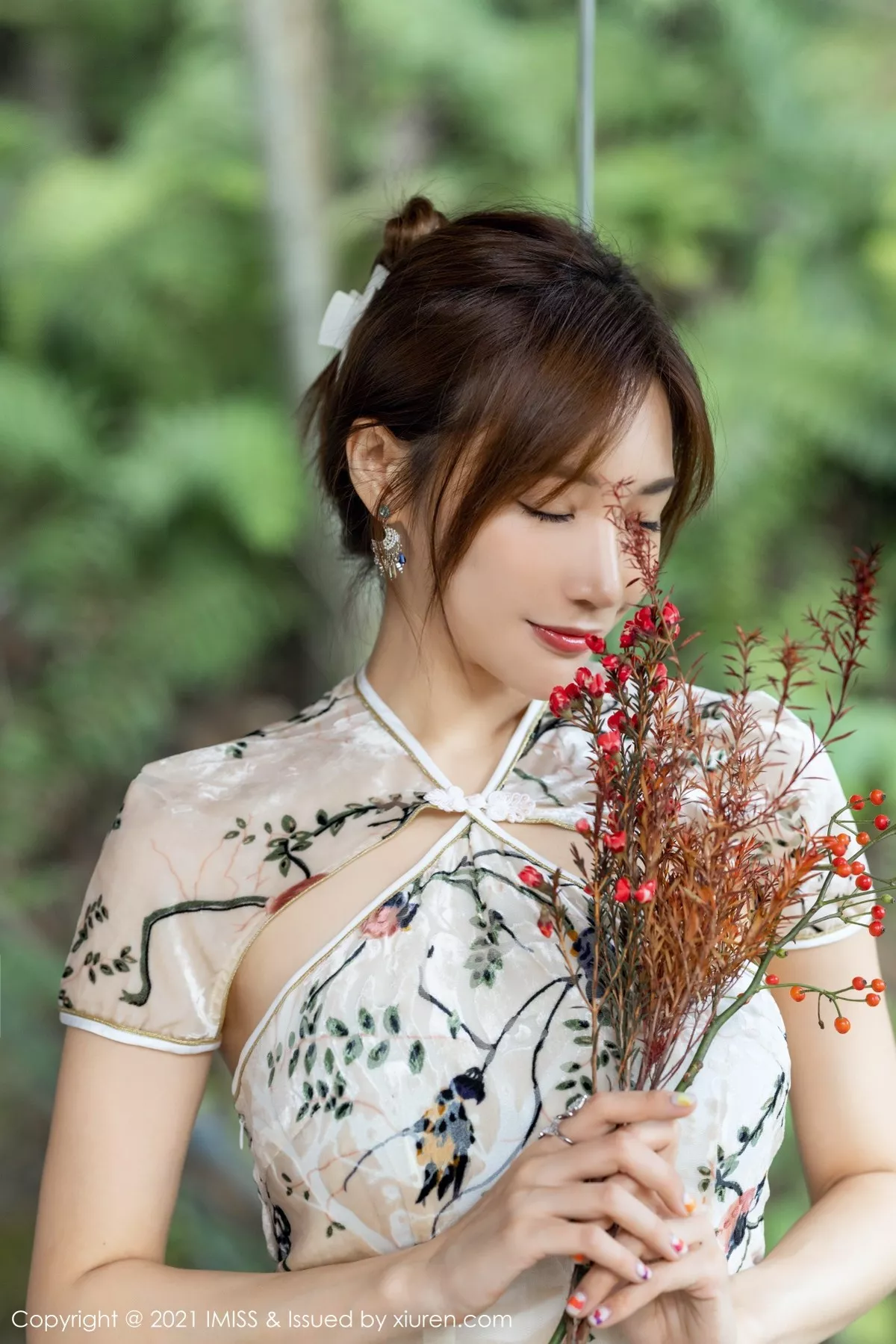 Xgyw.Org_[IMISS爱蜜社]Vol.633_女神小狐狸Kathryn心愿旅拍性感旗袍配肉丝裤袜迷人诱惑写真49P