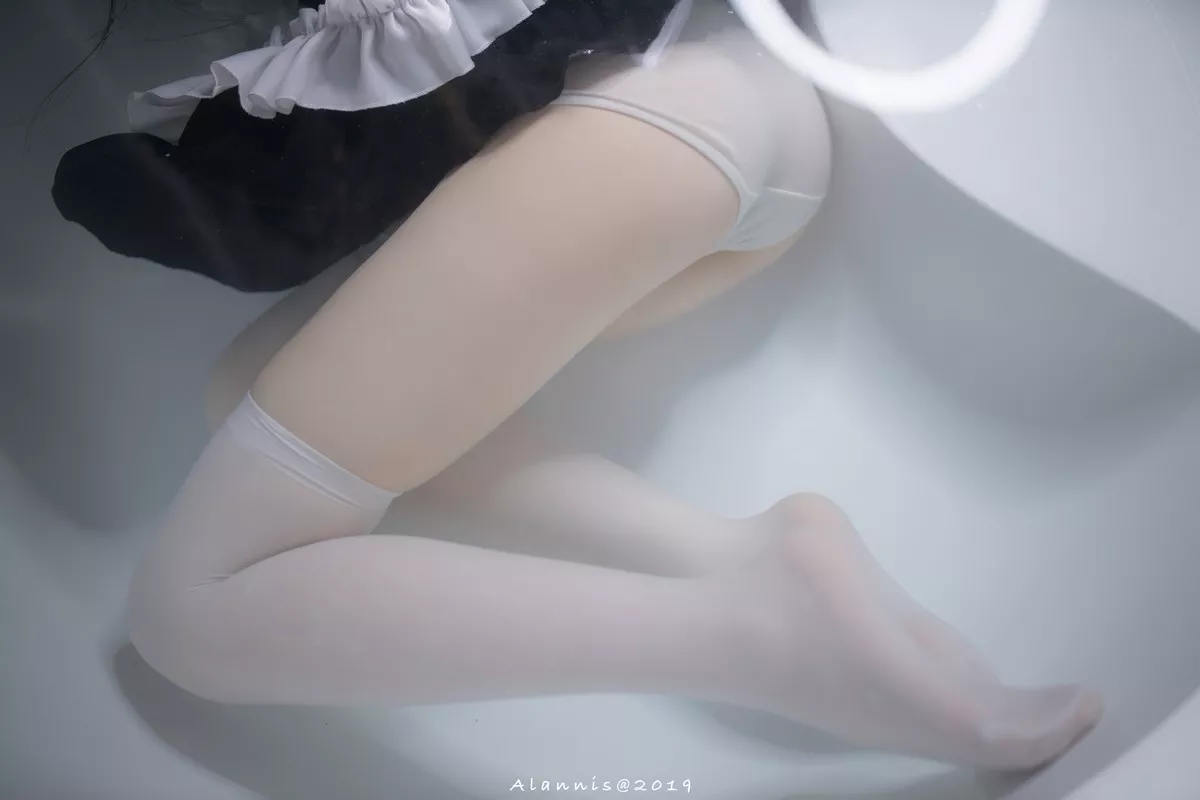 Xgyw.Org_Coser小姐姐雪琪水下女仆主题私房浴室性感白色内裤配白丝袜湿身诱惑写真22P