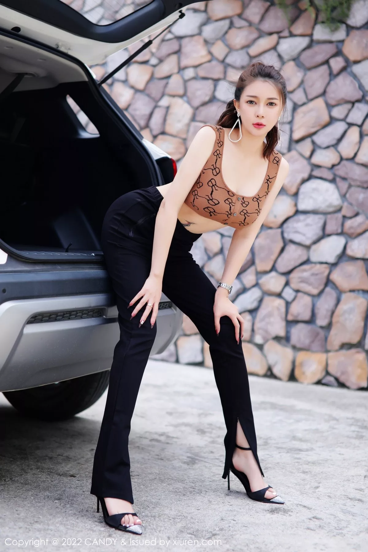 Xgyw.Org_[Candy网红馆]Vol.085_模特凯竹姐姐户外汽车女郎半脱秀丰腴多姿身材迷人诱惑写真50P