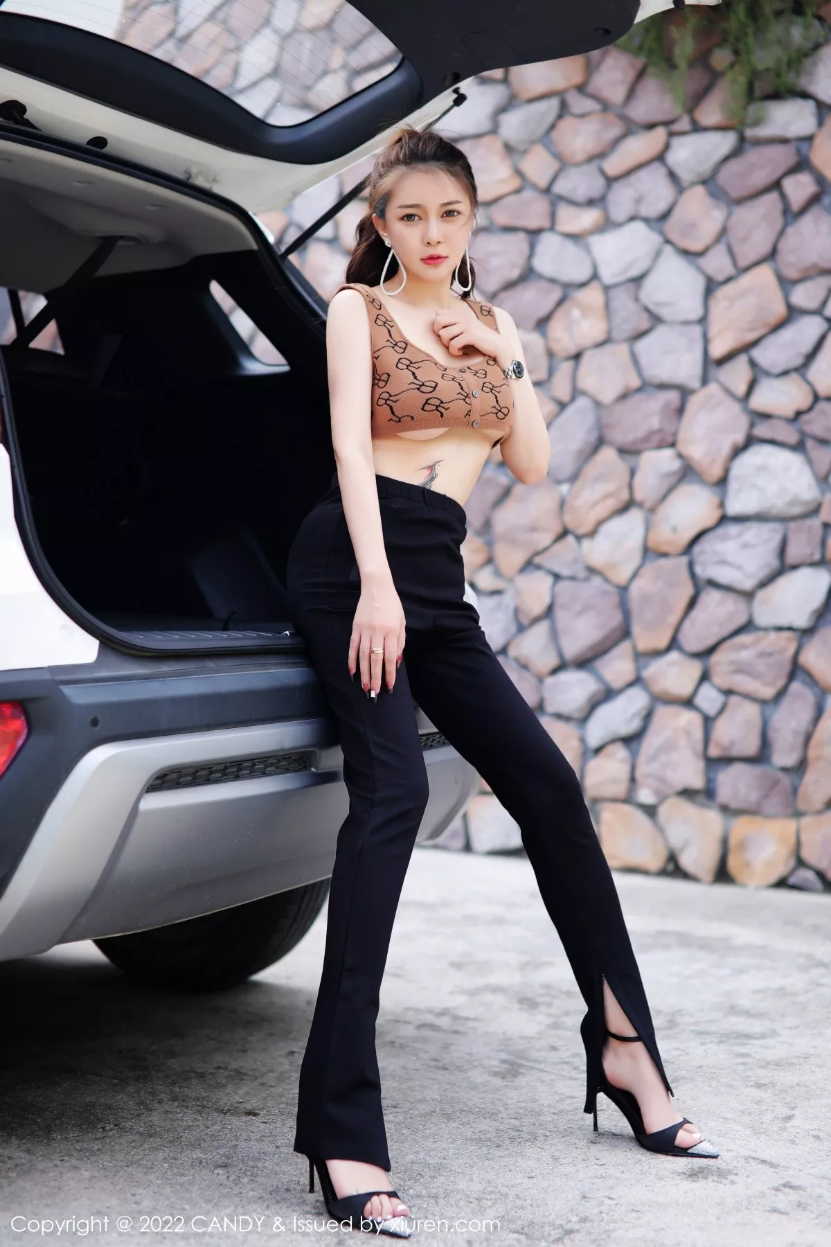 Xgyw.Org_[Candy网红馆]Vol.085_模特凯竹姐姐户外汽车女郎半脱秀丰腴多姿身材迷人诱惑写真50P