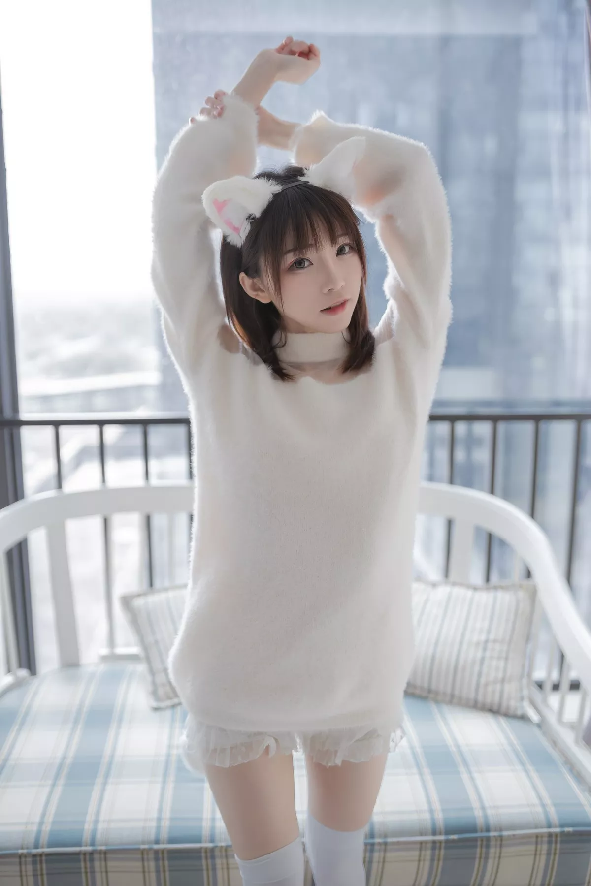 Xgyw.Org_动漫博主Kitaro_绮太郎白喵女友主题性感纯白绒毛服饰配白丝袜秀美腿诱惑写真41P