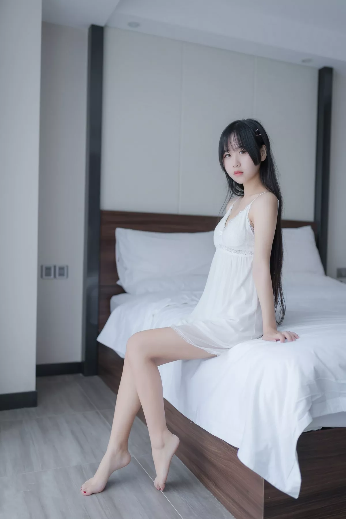 Xgyw.Org_阳光美少女萌芽儿o0白色私房主题性感白色蕾丝吊裙低胸秀完美身材诱惑写真44P