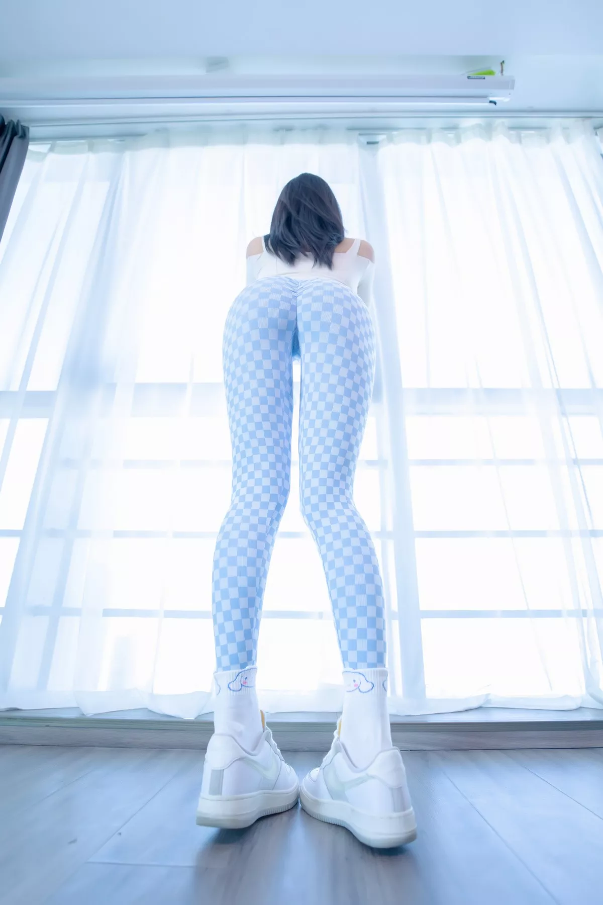 Xgyw.Org_萝莉美女神楽坂真冬蓝白格主题室内性感白色抹胸上衣配紧身运动裤撩人写真75P