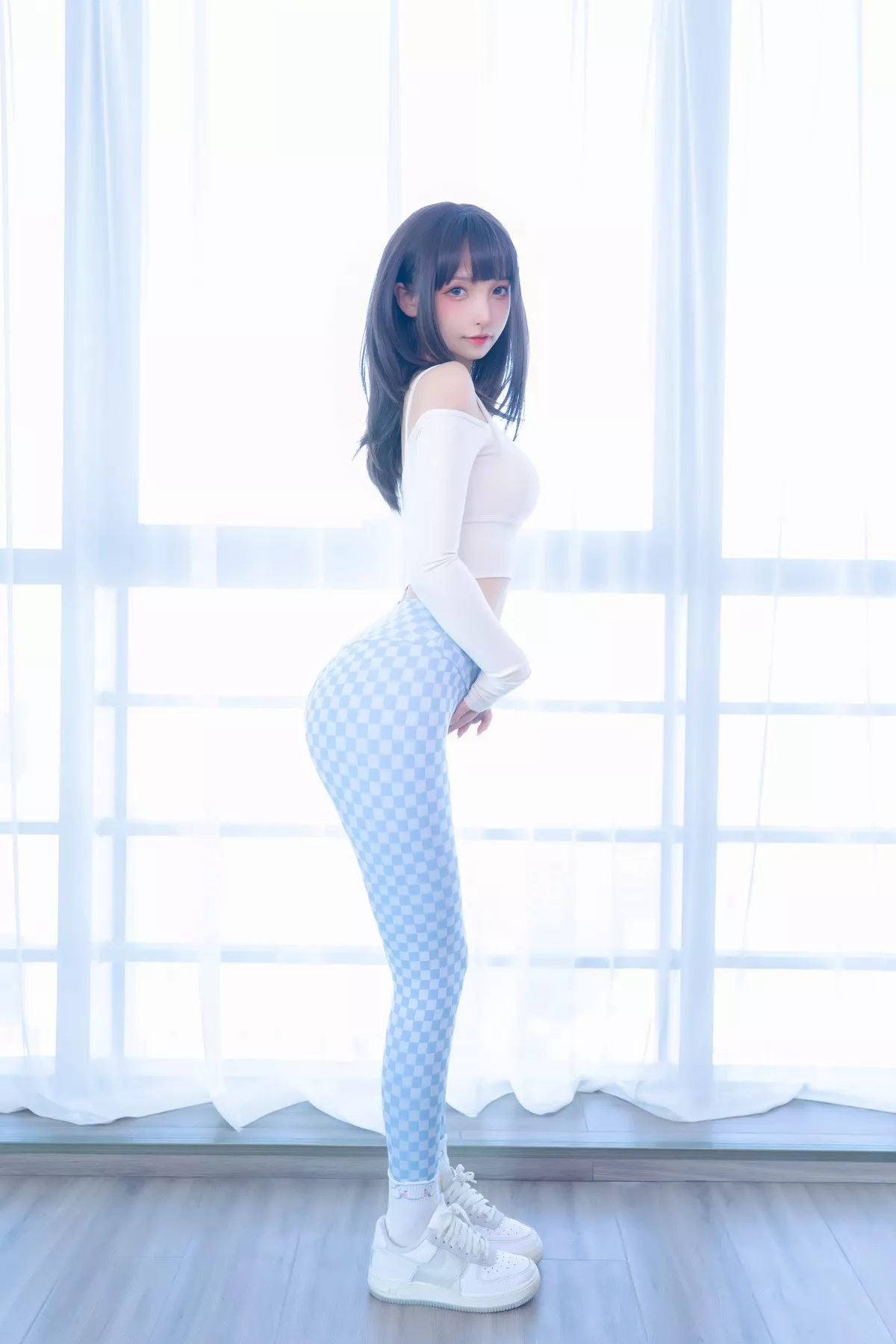Xgyw.Org_萝莉美女神楽坂真冬蓝白格主题室内性感白色抹胸上衣配紧身运动裤撩人写真75P