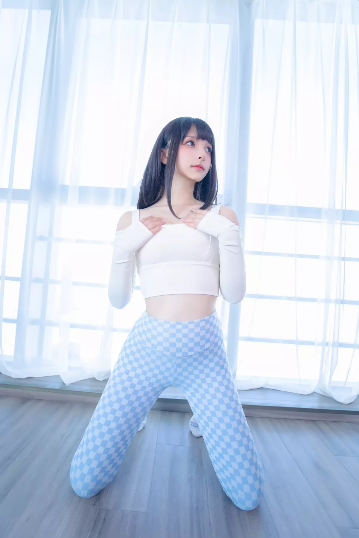 Xgyw.Org_萝莉美女神楽坂真冬蓝白格主题室内性感白色抹胸上衣配紧身运动裤撩人写真75P