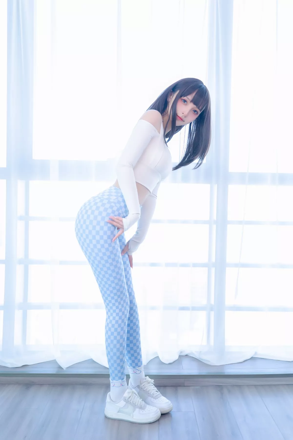 Xgyw.Org_萝莉美女神楽坂真冬蓝白格主题室内性感白色抹胸上衣配紧身运动裤撩人写真75P