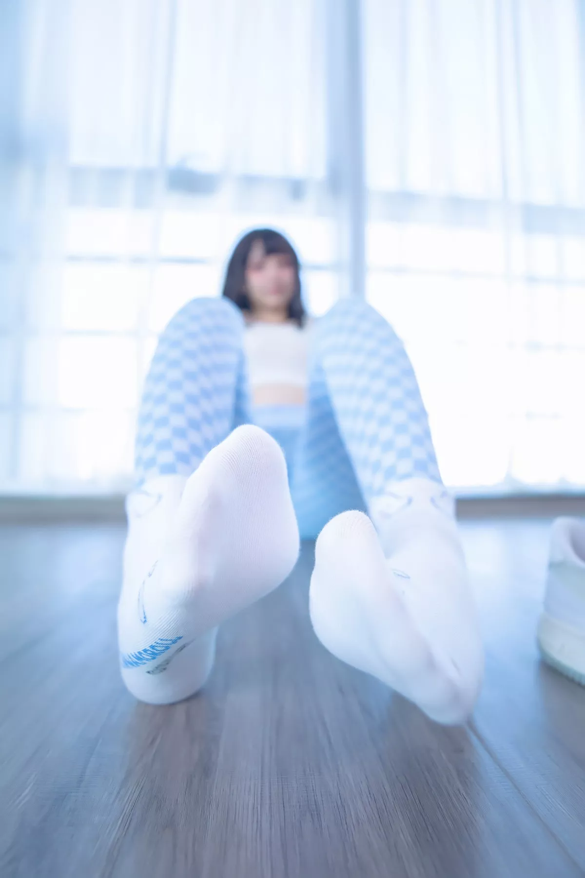 Xgyw.Org_萝莉美女神楽坂真冬蓝白格主题室内性感白色抹胸上衣配紧身运动裤撩人写真75P