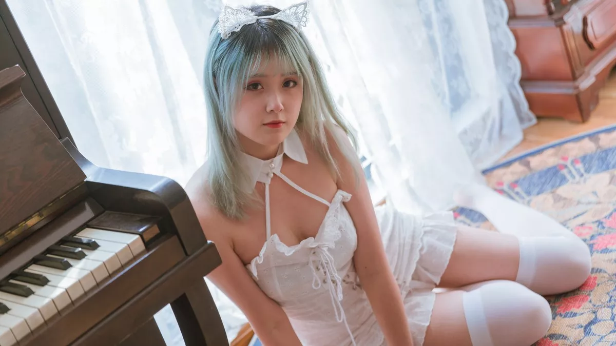Xgyw.Org_Coser美女Akisoso秋楚楚复古主题私房性感白色吊裙配白丝袜秀美腿性感写真27P