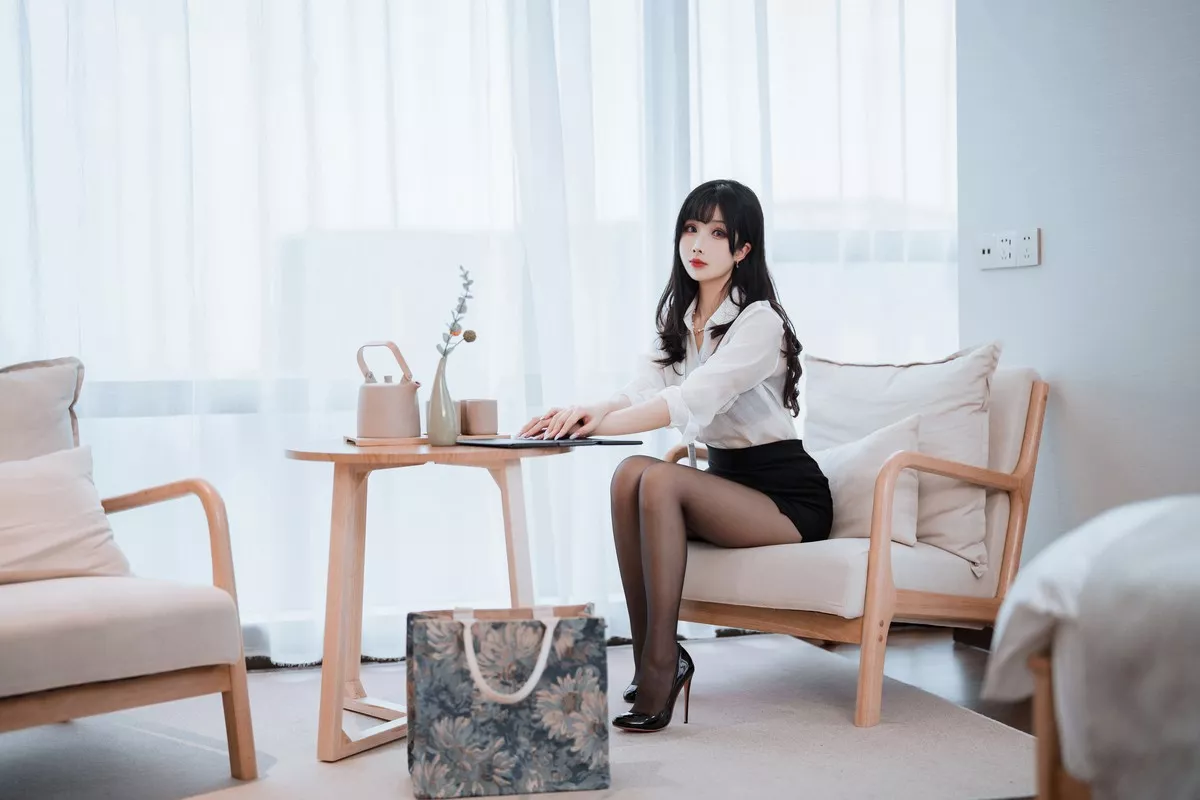 Xgyw.Org_网络美女rioko凉凉子&面饼仙儿双人黑丝主题私房OL制服下超薄黑丝秀美腿诱惑写真91P