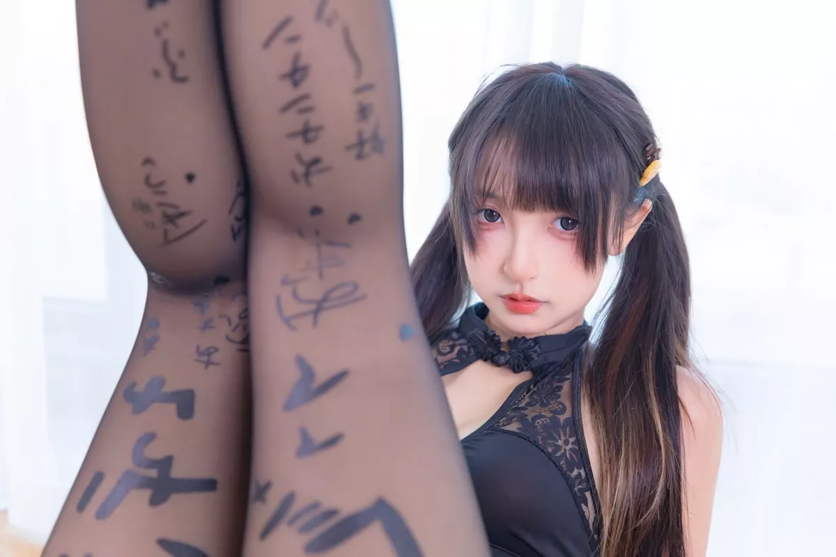 Xgyw.Org_萝莉美女神楽坂真冬恋爱魔咒主题私房黑色缕空服饰配黑丝裤袜迷人诱惑写真75P