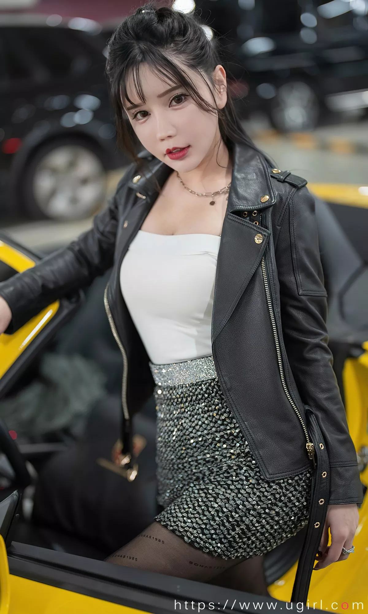 Xgyw.Org_[Ugirls爱尤物]No.2340_模特艾小青户外香车美女主题性感黑色服饰秀完美身材诱惑写真35P
