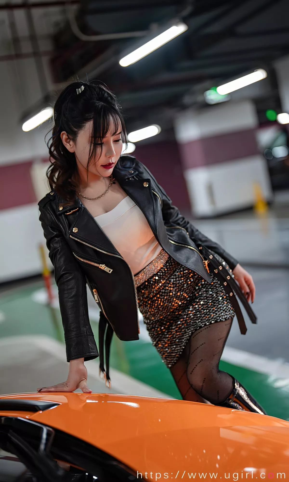 Xgyw.Org_[Ugirls爱尤物]No.2340_模特艾小青户外香车美女主题性感黑色服饰秀完美身材诱惑写真35P