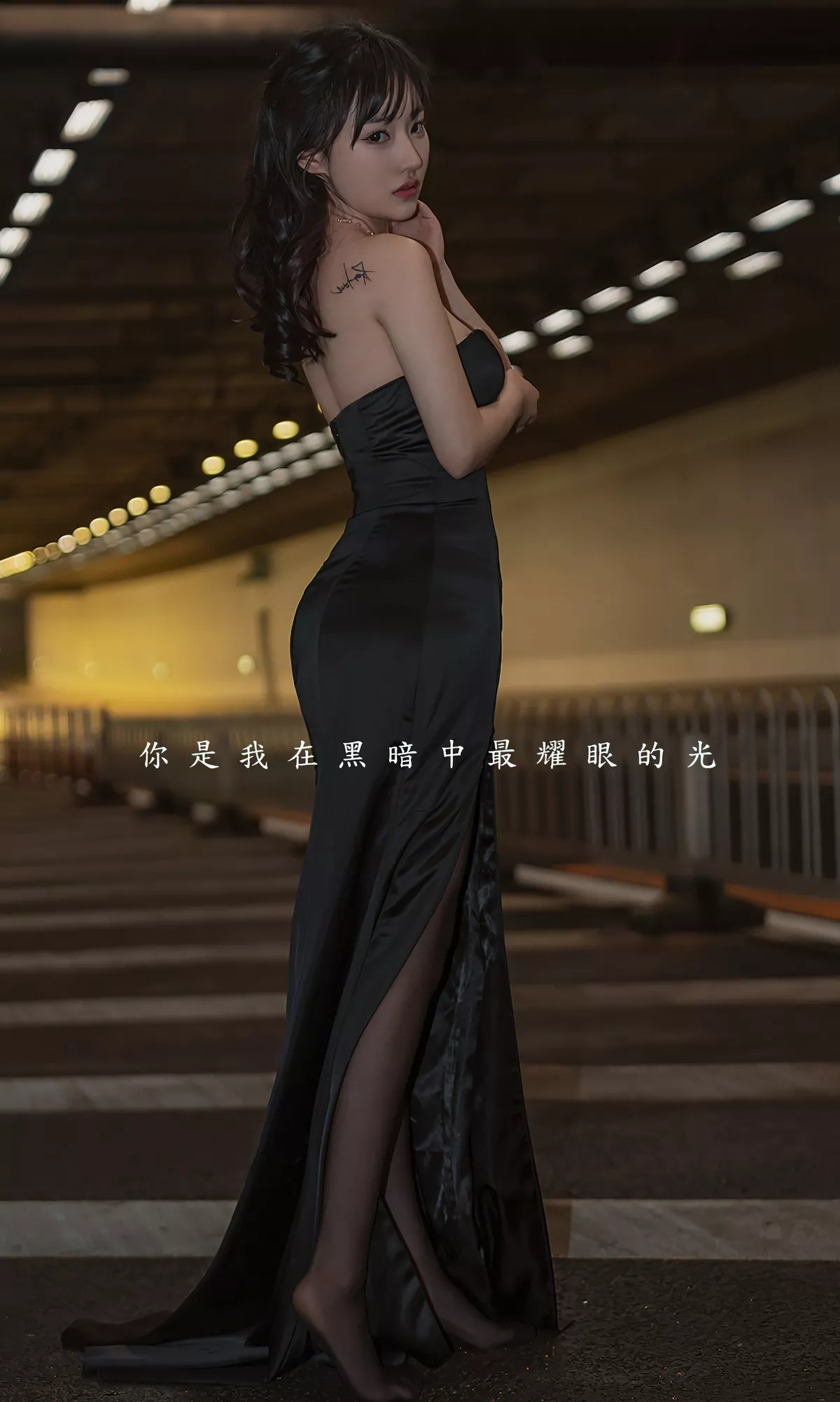 Xgyw.Org_[Ugirls爱尤物]No.2349_模特西门小玉地铁隧道性感低胸连衣裙配超薄黑丝迷人诱惑写真35P
