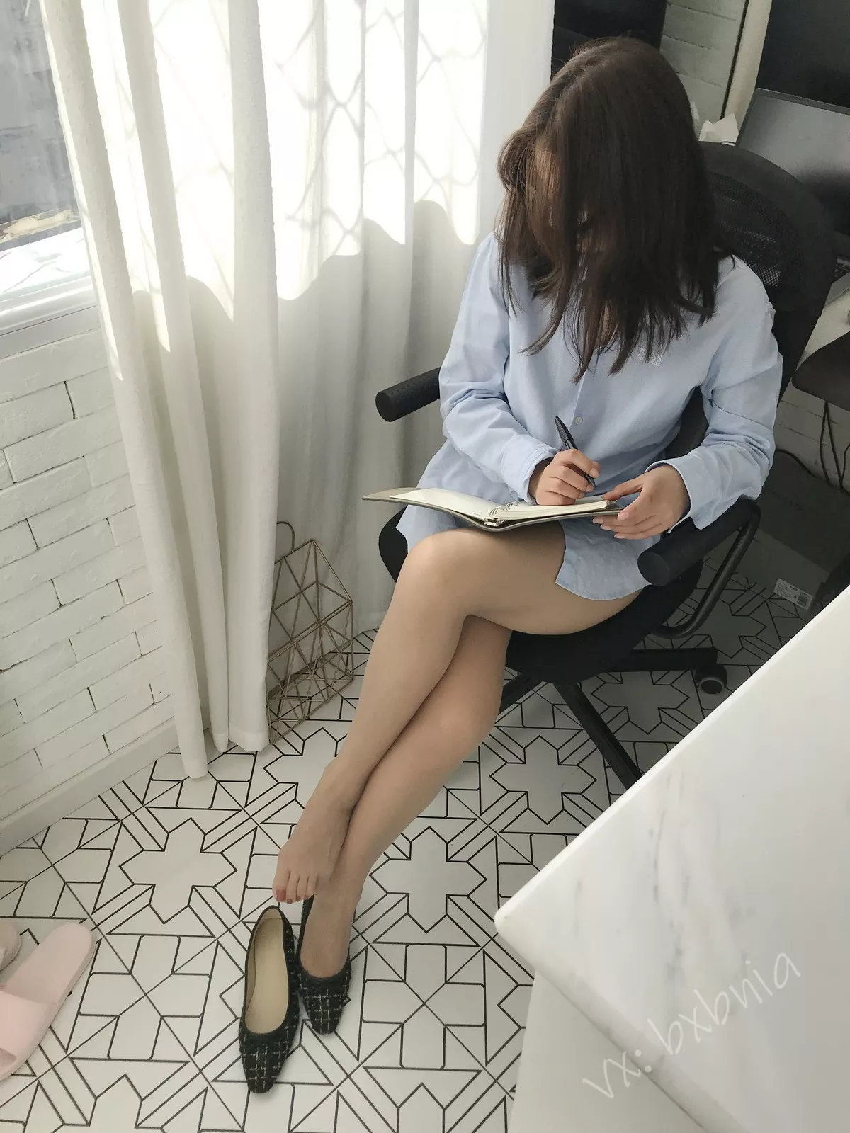 Xgyw.Org_网络美女安乔乔儿Soho的快乐主题不露脸系列性感衬衫配黑丝袜秀美腿诱惑写真131P