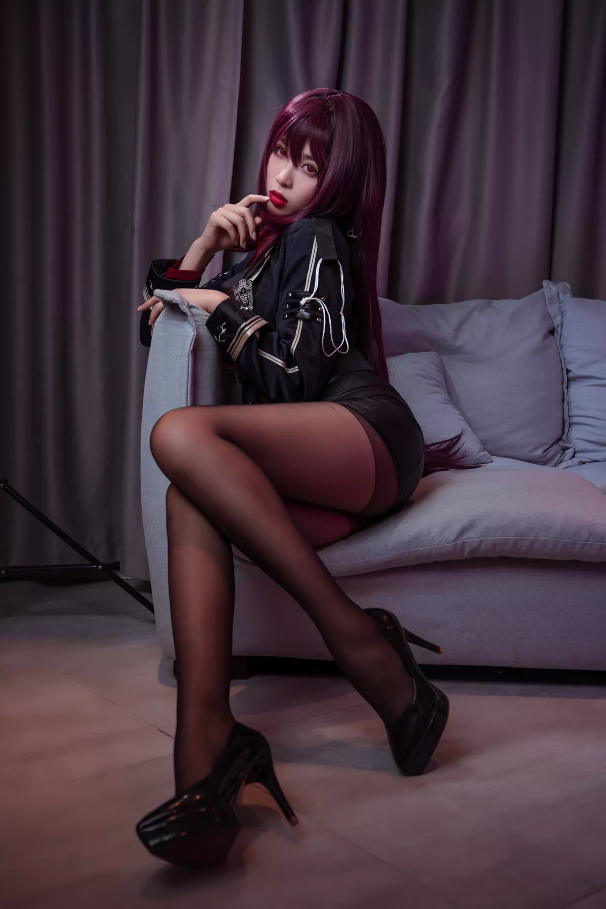 Xgyw.Org_网络美女轩萧学姐师匠OL主题私房沙发半脱露红色衬衫配超薄黑丝秀美腿诱惑写真34P