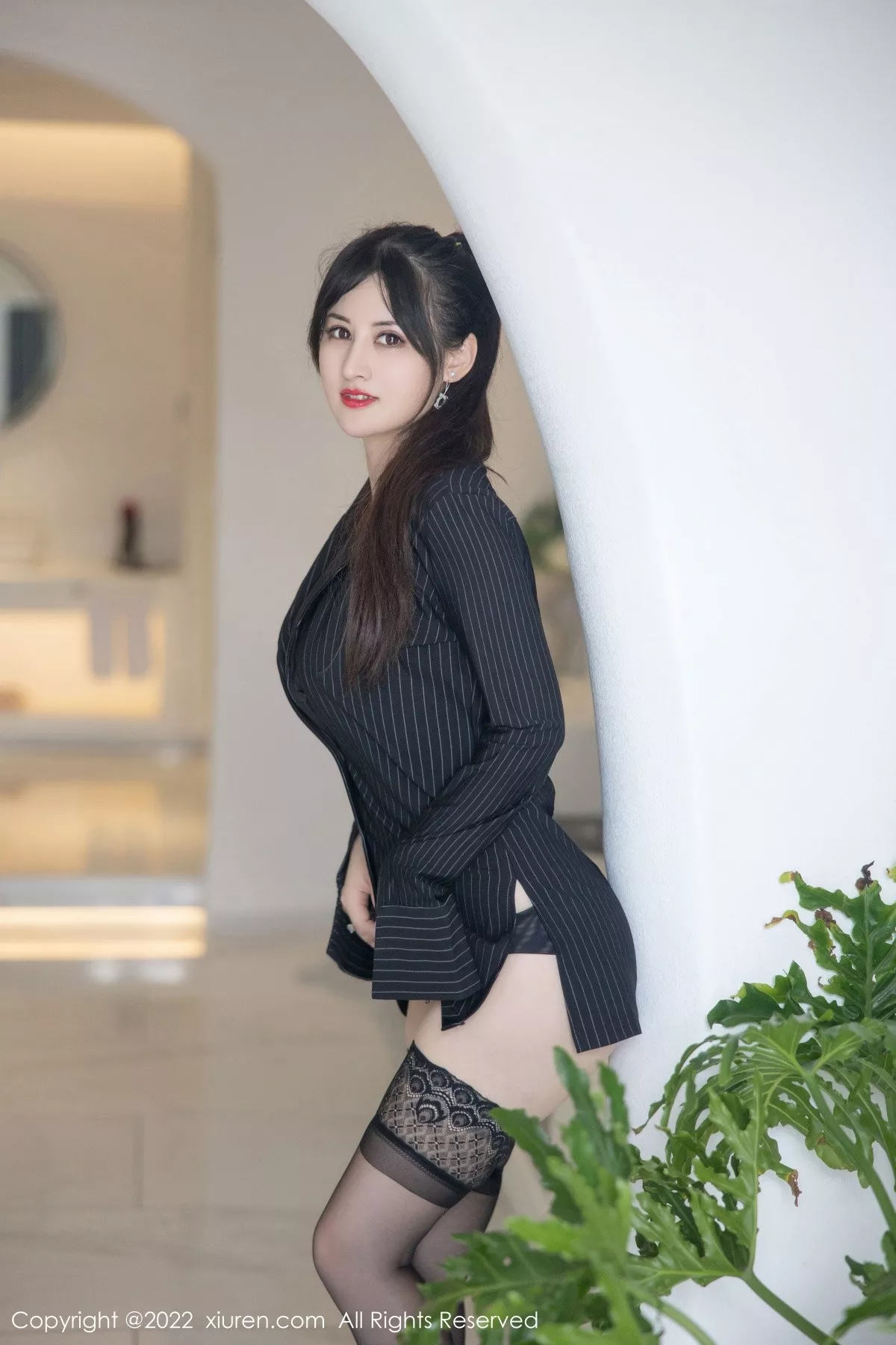 Xgyw.Org_XiuRen第5335期_模特诗诗kiki大理旅拍半脱黑色条纹T恤露性感蕾丝内衣诱惑写真83P