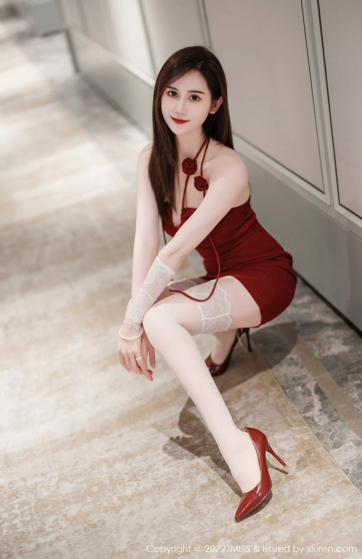 Xgyw.Org_[IMISS爱蜜社]Vol.698_气质女神SISY思脱红色连衣短裙露性感粉色内衣撩人诱惑写真36P