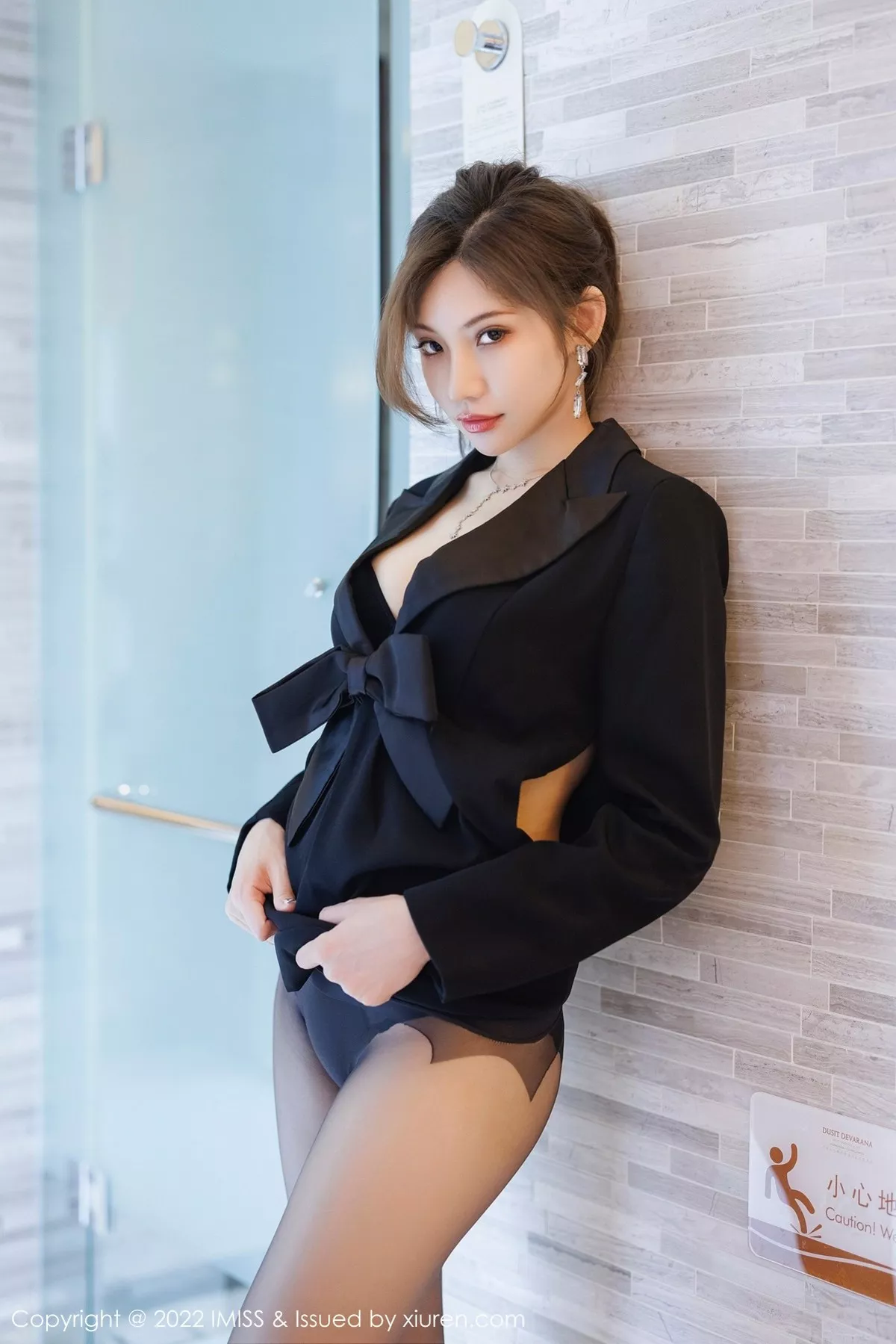 Xgyw.Org_[IMISS爱蜜社]Vol.695_女神小狐狸Kathryn性感黑色职业装半脱露黑色内衣迷人诱惑写真54P