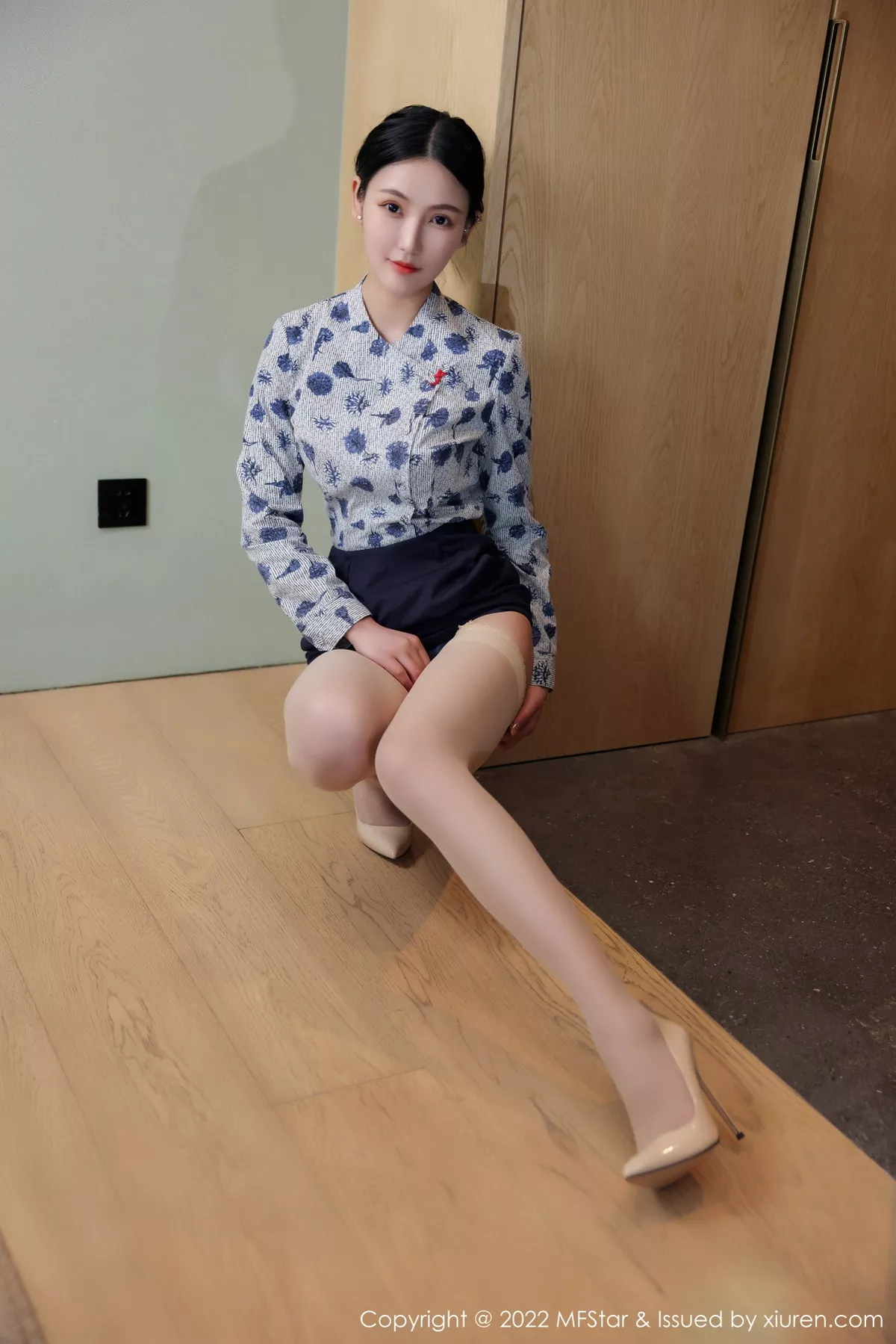 Xgyw.Org_[MFStar模范学院]Vol.569_新人模特Ai西西里性感空姐制服配黑短裙露超薄肉丝迷人诱惑写真43P