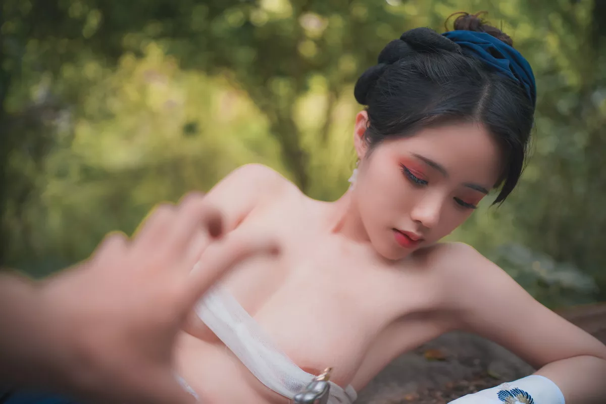Xgyw.Org_网络美女钛合金TiTi侠客主题户外丛林脱古装服饰薄纱裹身秀豪乳惹火诱惑写真50P