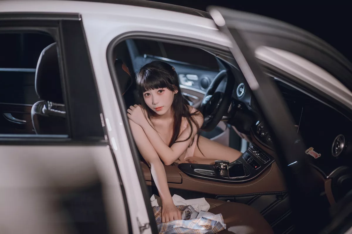 Xgyw.Org_网络美女Usejan奔驰主题户外豪车里脱性感白T露粉色内衣秀完美身材诱惑写真40P
